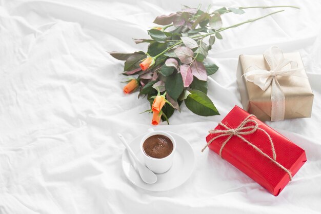 Café da manhã com um presente, flores e chocolates