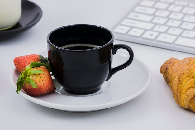 Foto grátis café da manhã com xícara de café e frutas