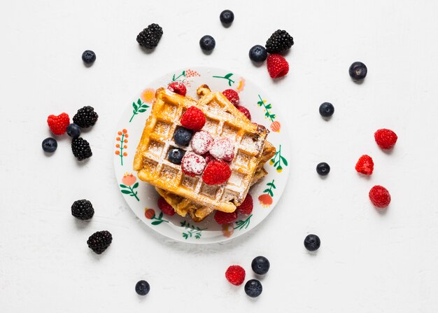 Café da manhã criativo com waffles e frutas silvestres