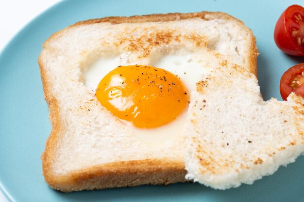 Café da manhã do Dia dos Namorados com ovo com tomates em forma de coração e pão torrado isolado em fundo branco