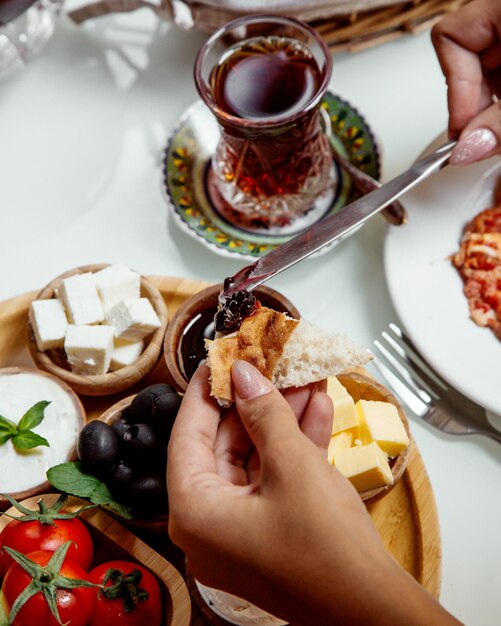 Café da manhã e chá preto em vidro armudu