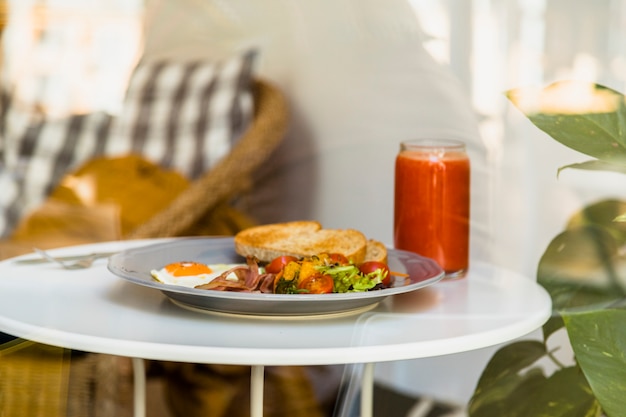 Café da manhã e smoothies na mesa branca redonda