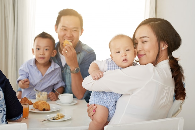 Café da manhã em família na luz solar