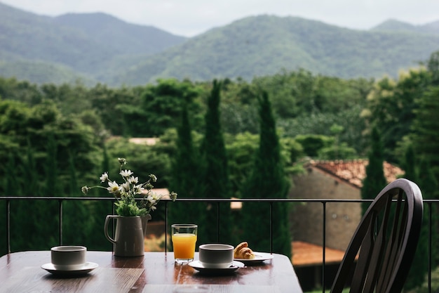 Foto grátis café da manhã em mesa de madeira com vista natural