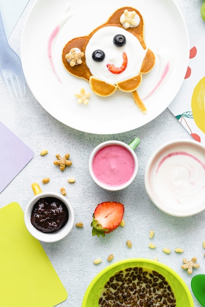 Foto grátis café da manhã fofo, panquecas infantis e cereal de chocolate