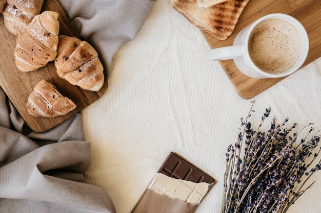 Café da manhã fresco e doce na cama