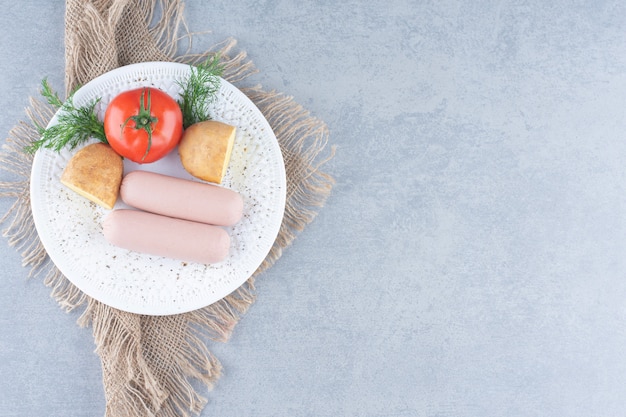 Foto grátis café da manhã fresco. linguiça cozida com tomate e batata.