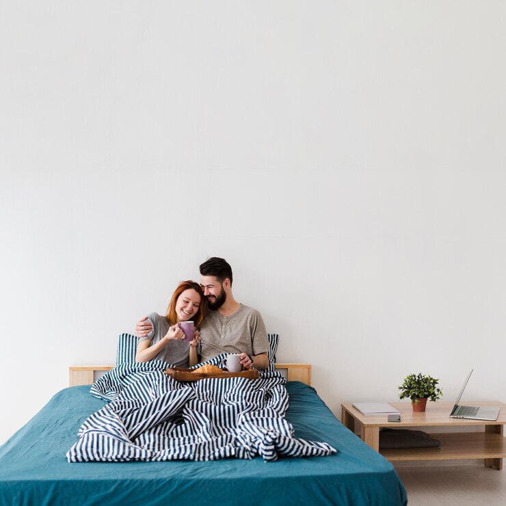 Foto grátis café da manhã na cama vista longa