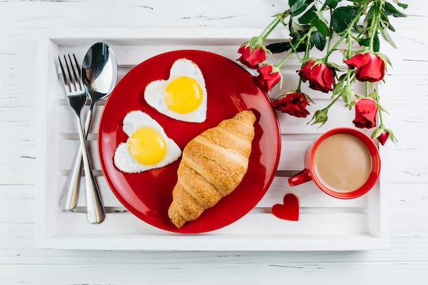 Café da manhã romântico na bandeja de madeira