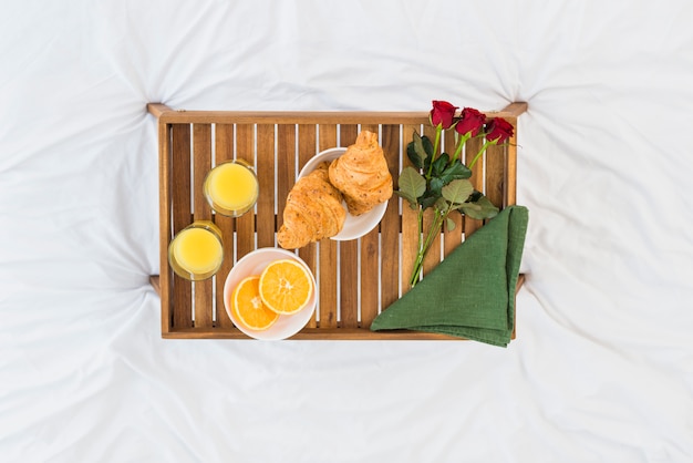 Café da manhã romântico na bandeja de madeira