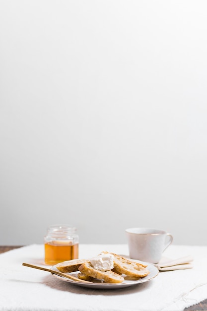 Café da manhã sofisticado com uma xícara de chá e mel