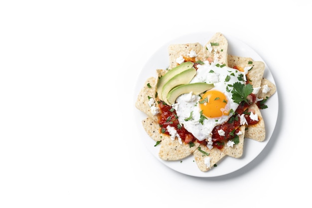 Foto grátis café da manhã tradicional mexicano chilaquiles vermelhos com ovo isolado em fundo branco