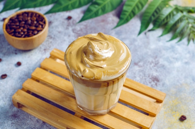 Foto grátis café dalgona. bebida de tendência batida cremosa fofa gelada com leite e espuma de café