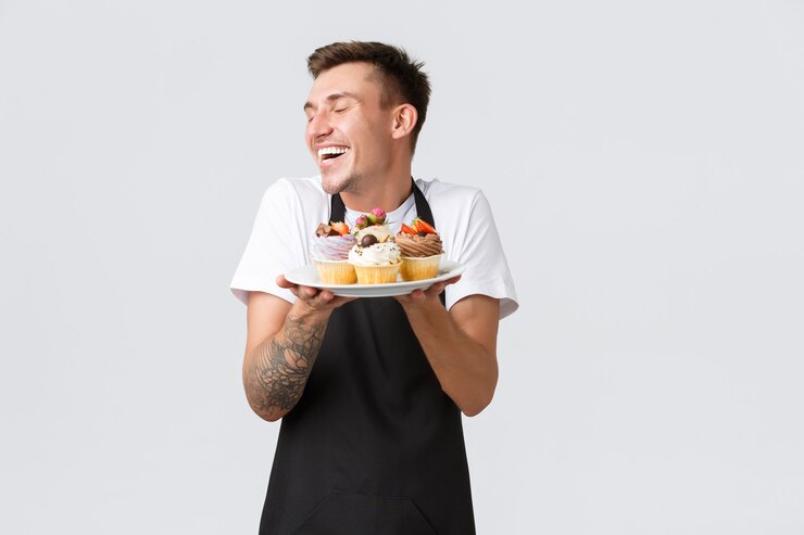 Foto grátis café de pequenas empresas de varejo e conceito de padaria bonito sorridente barista trabalhador na loja ou wa ...
