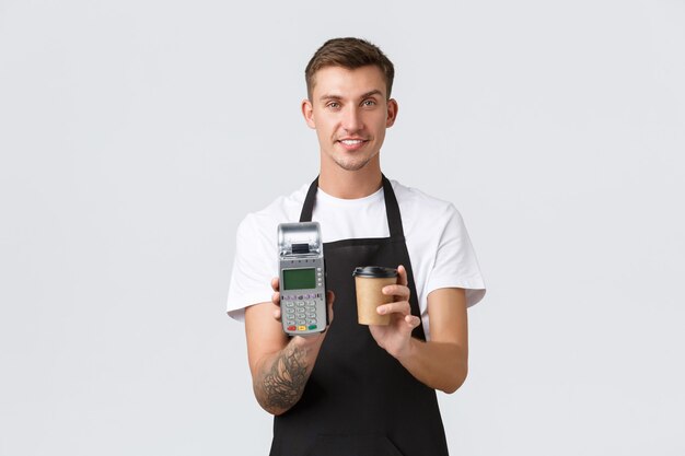 Café de proprietários de pequenas empresas e conceito de pessoal bonito e sorridente garçom barista servindo comida para viagem ...