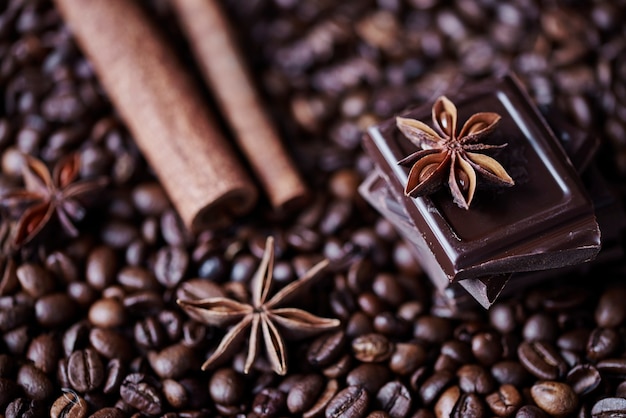 Café desfocado, chocolate e canela