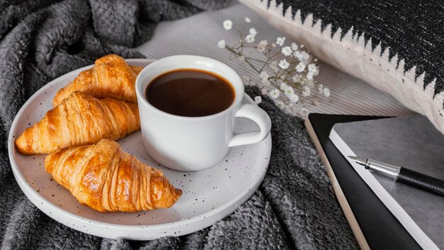 Café e croissants no café da manhã