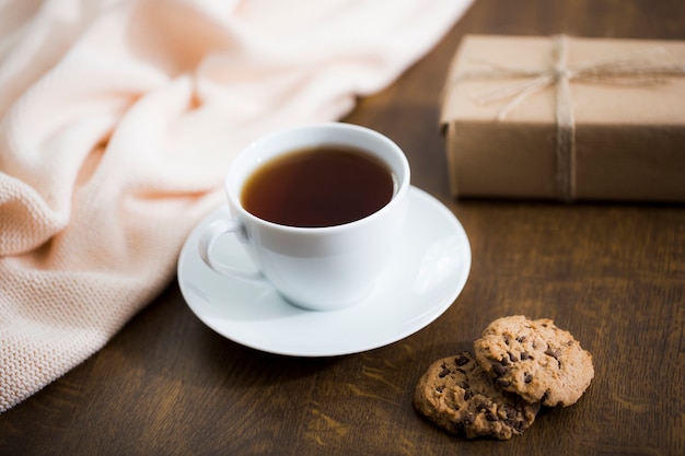 Foto grátis café e dois biscoitos