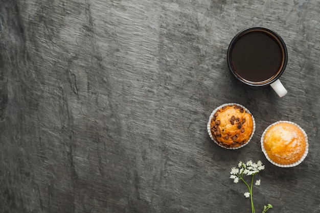 Café e muffins para café da manhã