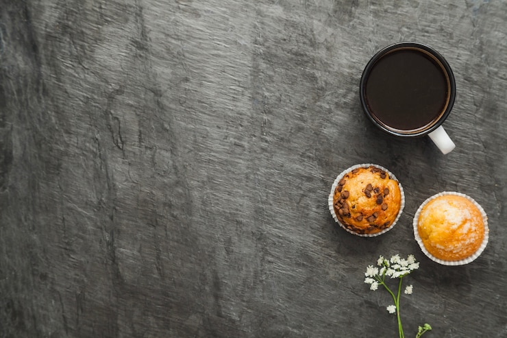 Foto grátis café e muffins para o pequeno-almoço.