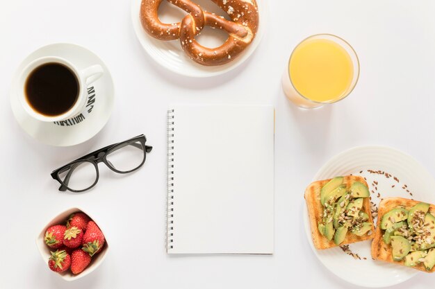 Café e pretzel na mesa