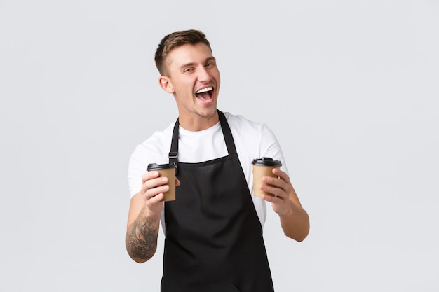 Café e restaurantes conceito de café e restaurantes para pequenas empresas, barista feliz entusiasta no avental preto ho ...