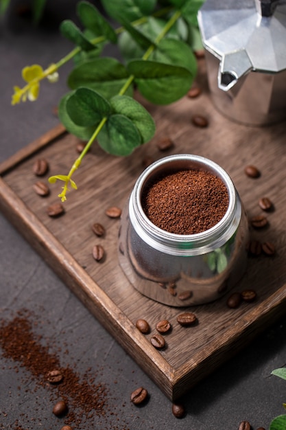 Foto grátis café em alto ângulo em pó no recipiente na placa de madeira