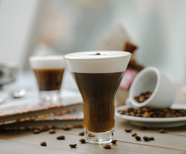 Café mocha com creme, guarnecido com grãos de café