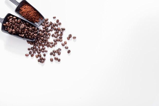 Café moído, grãos de café, fundo branco