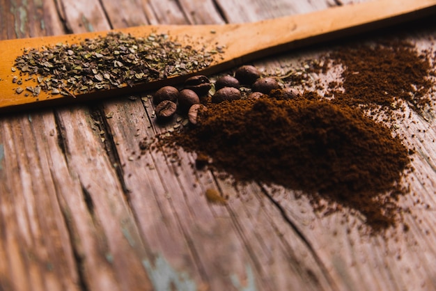 Café molhado perto de especiarias