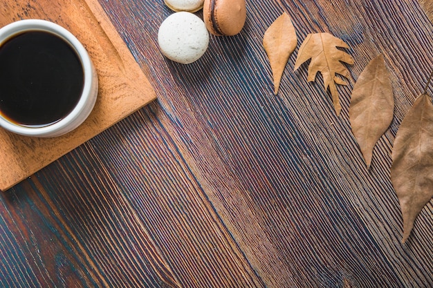 Foto grátis café perto de folhas e macaroons