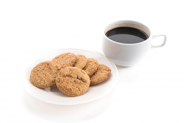 Café preto com biscoitos