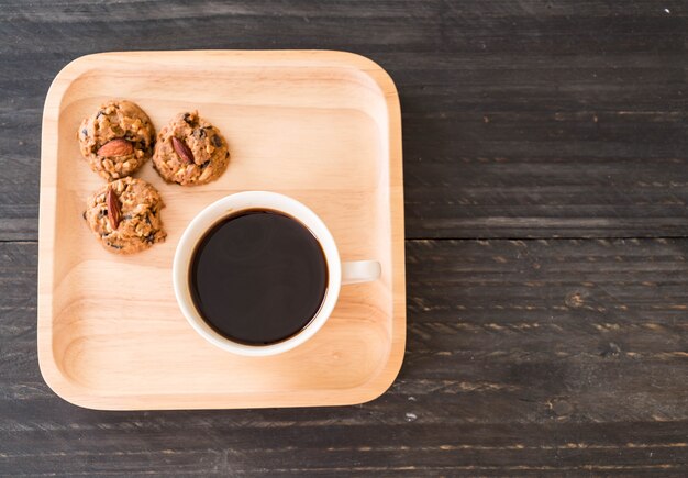 Café preto com biscoitos