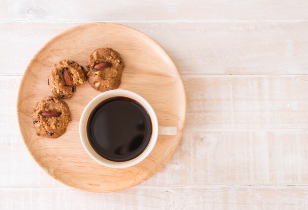 café preto com biscoitos