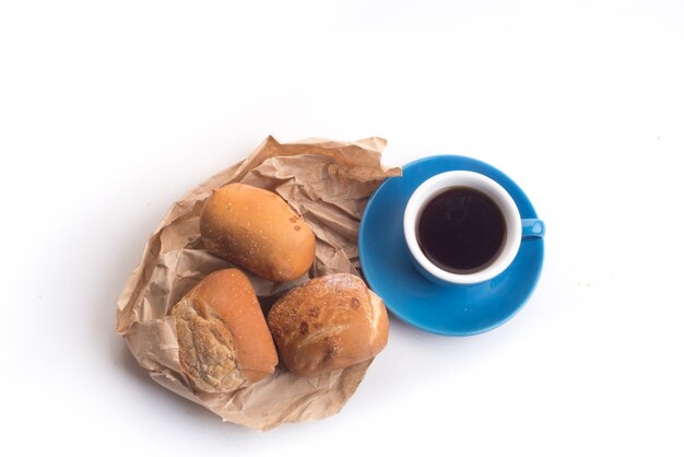 Café preto e pão de trigo integral para o café da manhã no fundo branco