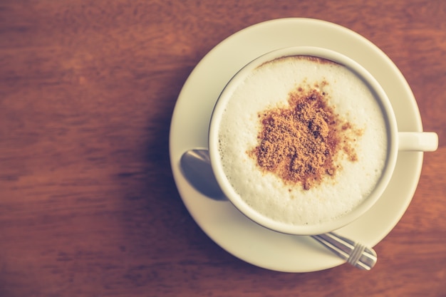 Café quente decorado com chocolate