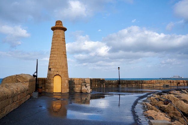 Cais com farol à noite