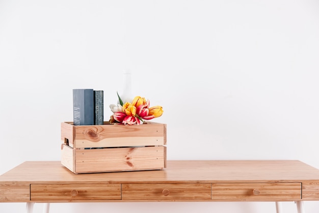 Caixa com flores e livros