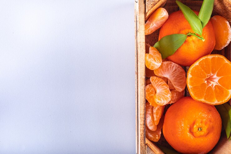 Foto grátis caixa com frutas cítricas vista superior com espaço de cópia