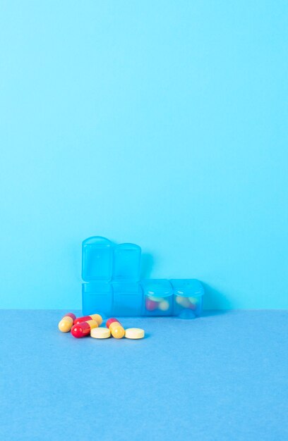 Caixa de comprimidos e remédios azuis de alto ângulo