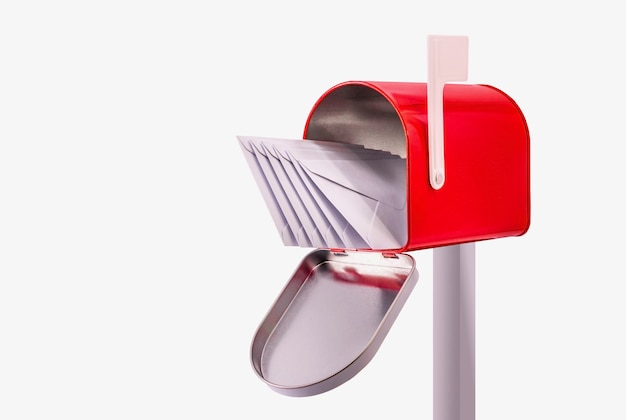 Caixa de correio vermelha aberta com cinco envelopes brancos