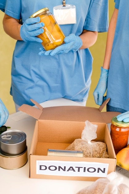 Foto grátis caixa de doação de alto ângulo sendo preparada com alimentos