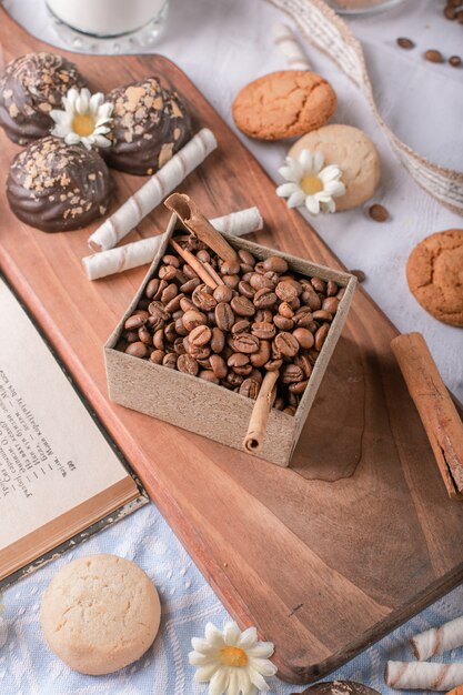 Caixa de grãos de café com biscoitos de chocolate
