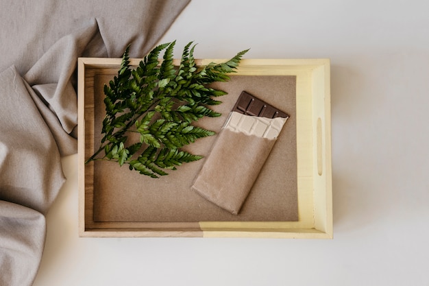 Caixa de madeira com chocolate e folha