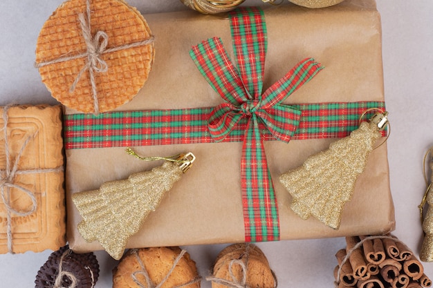 Caixa de Natal com biscoitos, waffles e paus de canela na corda