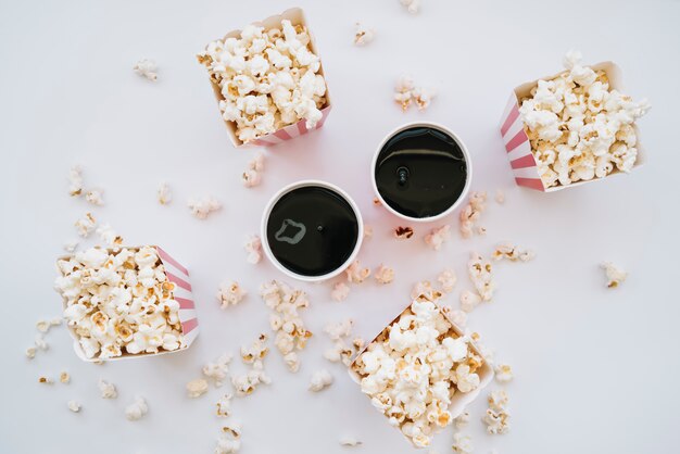 Caixa de pipocas de cinema com um refrigerante