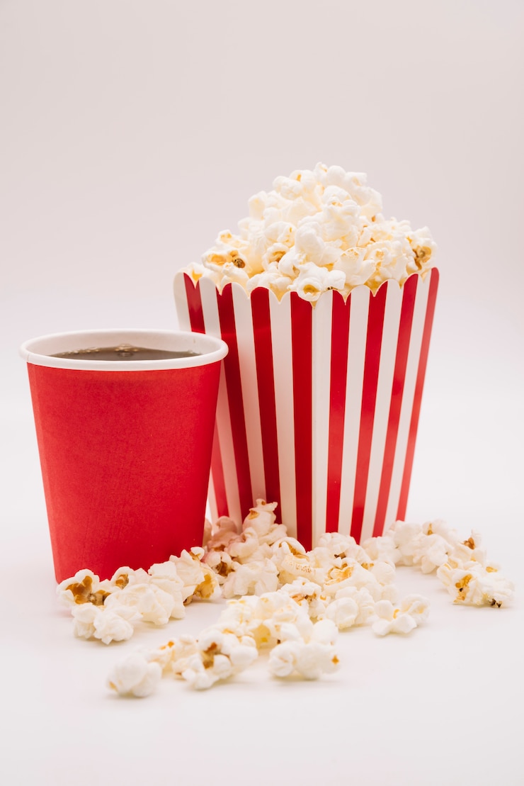 Foto grátis caixa de pipocas de cinema com um refrigerante