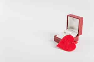 Foto grátis caixa de presente com jóias e coração