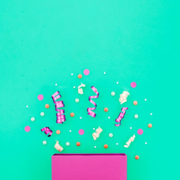 Caixa de presente de aniversário com confete