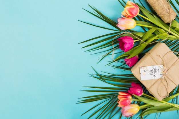 Foto grátis caixa de presente de dia das mães com flores exóticas